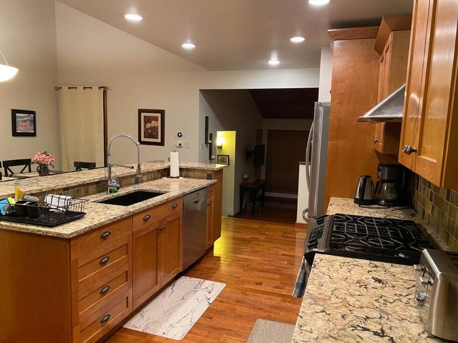 Gorgeous West Coast 4 Bdrm Home/Hot Tub/Lake view photo 3
