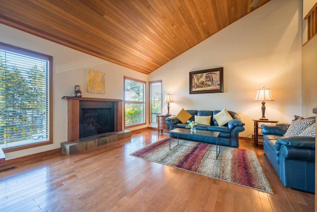 Gorgeous West Coast 4 Bdrm Home/Hot Tub/Lake view photo 1