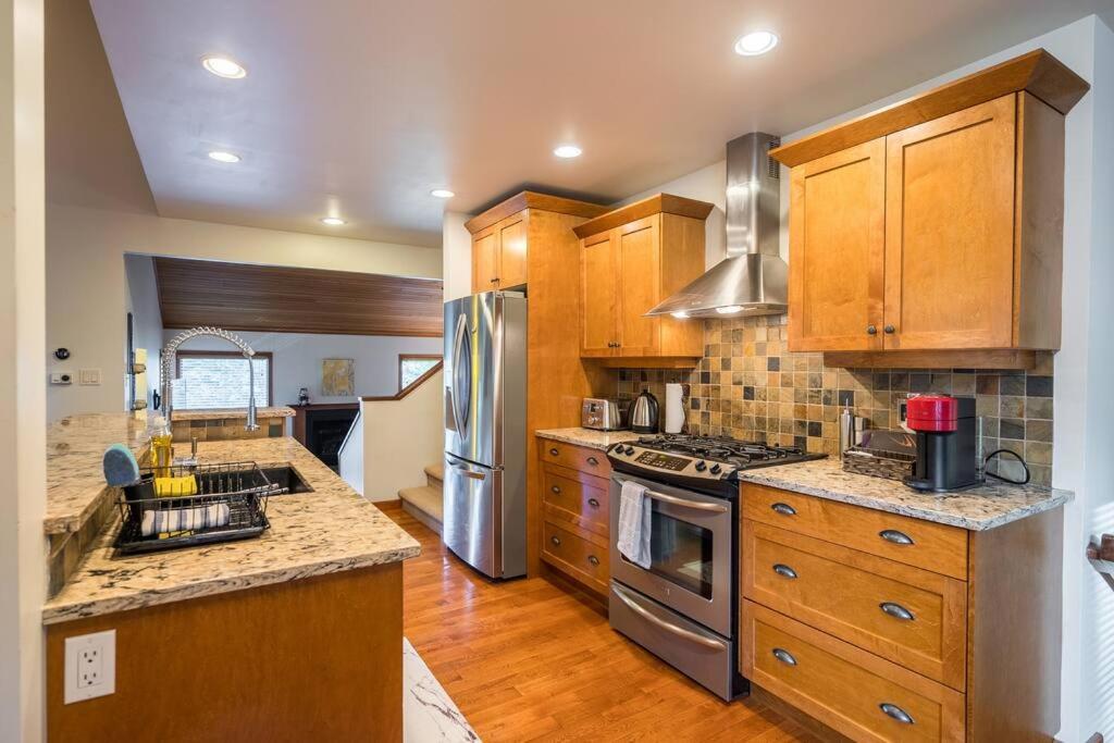 Gorgeous West Coast 4 Bdrm Home/Hot Tub/Lake view photo 4