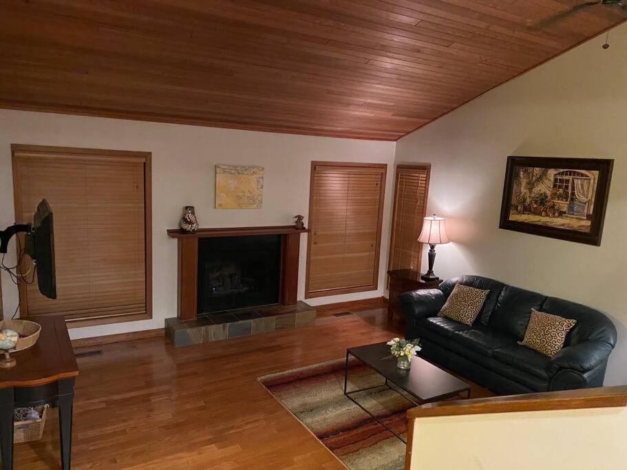 Gorgeous West Coast 4 Bdrm Home/Hot Tub/Lake view photo 2