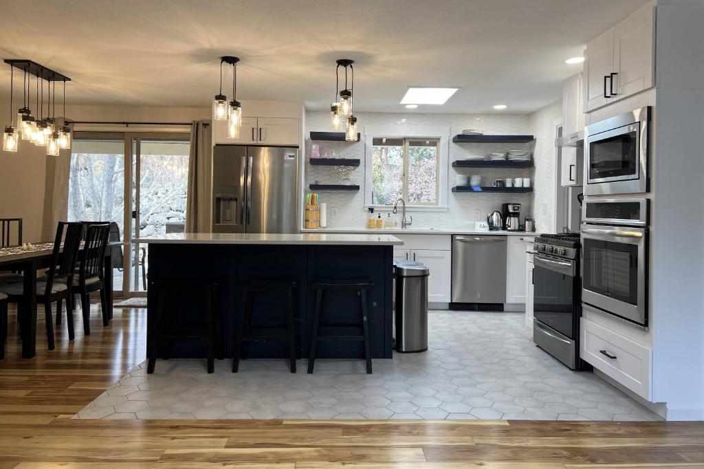 Bear Creek Retreat image