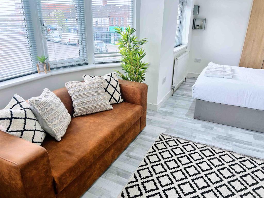 Studio Rooms Ensuite Newbury Park London