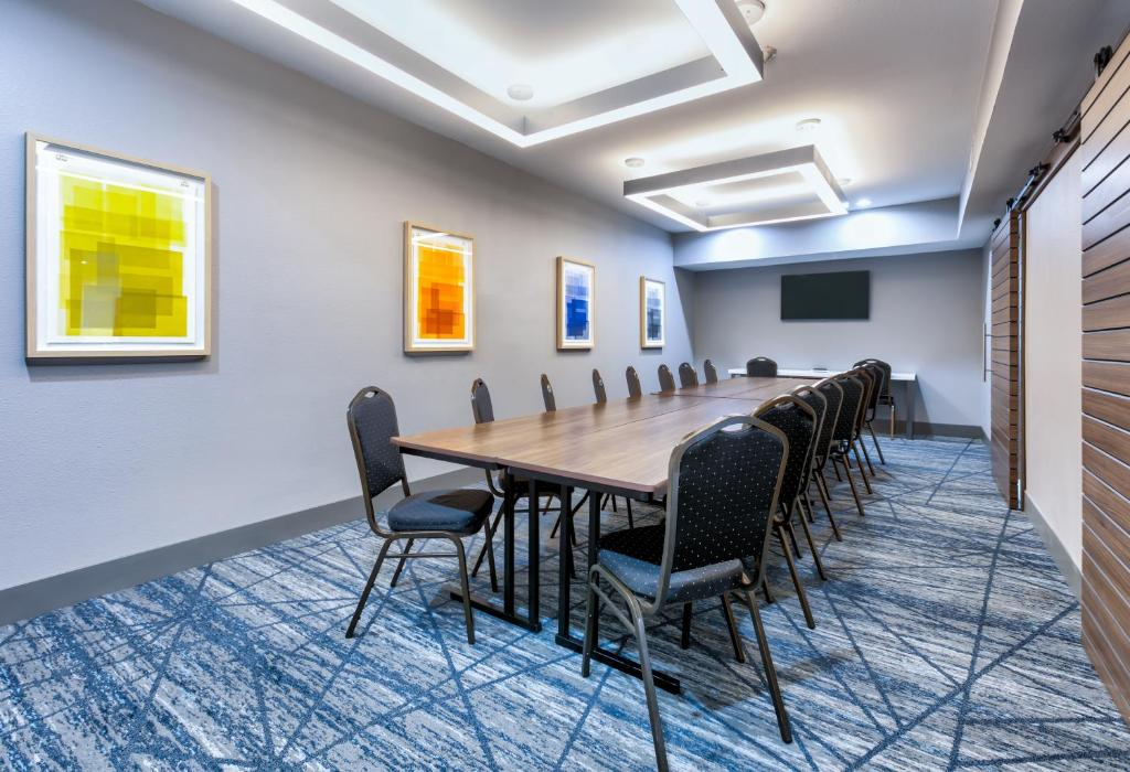 Holiday Inn Express & Suites - Dallas Park Central Northeast, an IHG Hotel photo 2