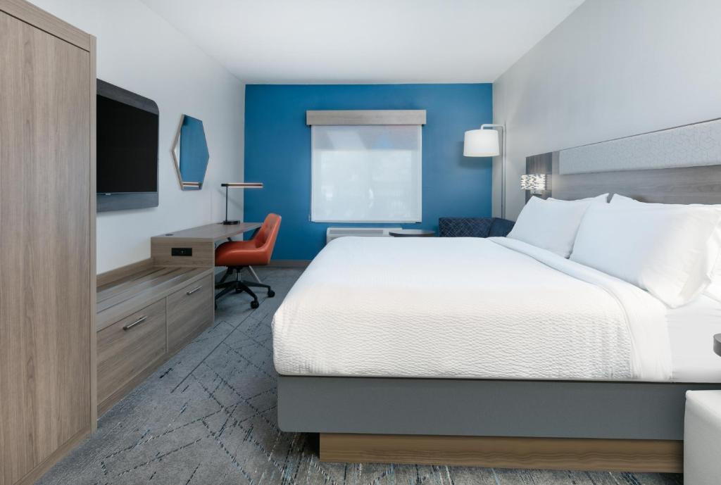Holiday Inn Express & Suites - Dallas Park Central Northeast, an IHG Hotel photo 3