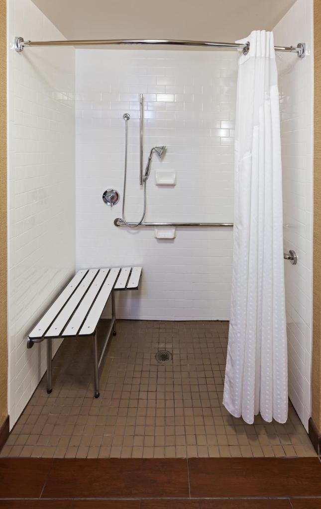 Holiday Inn Ardmore, an IHG Hotel photo 3