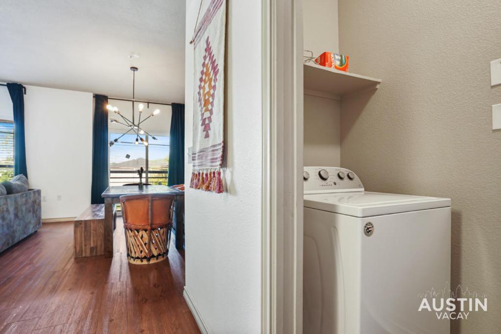 Stylish 4BR with Smart TV and Free Garage Parking