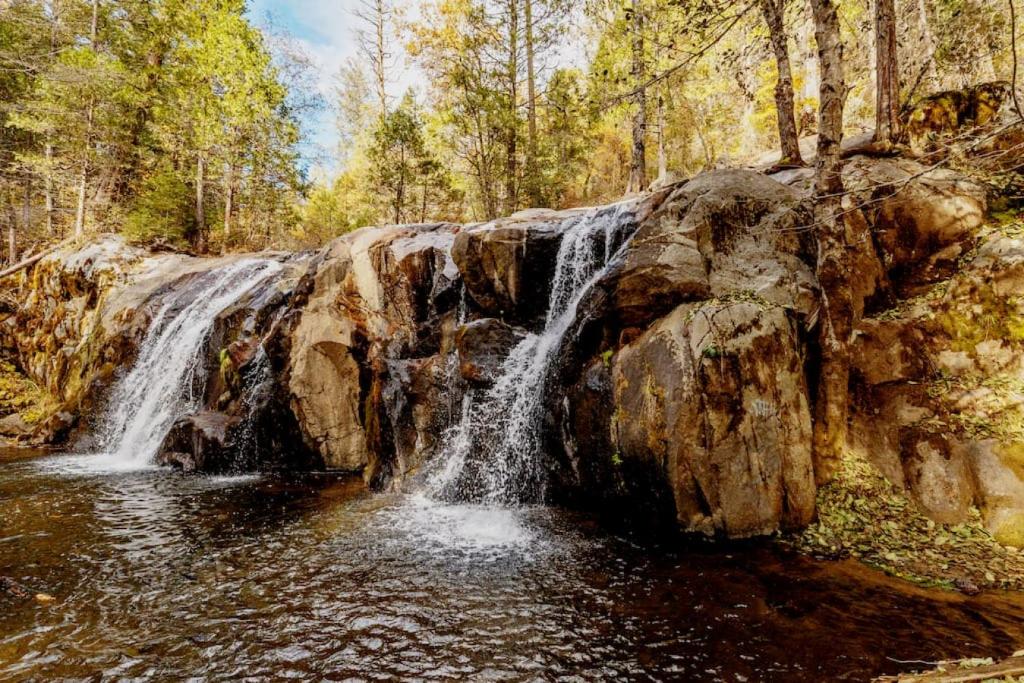 Red Rock Falls Cabin, 8 miles from Yosemite South Gate, with trailhead, Game Room and HotTub photo 1