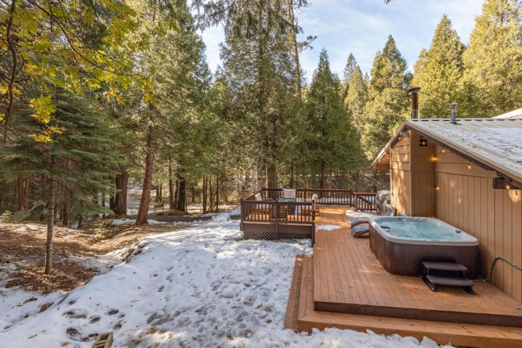 Red Rock Falls Cabin, 8 miles from Yosemite South Gate, with trailhead, Game Room and HotTub photo 2