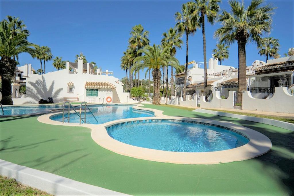 Beautiful 2 Bedroom Bungalow with Communal Pools photo 3