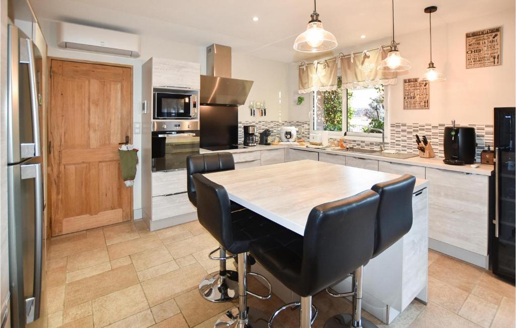 Nice Home In Orange With Wifi, Private Swimming Pool And 3 Bedrooms photo 3