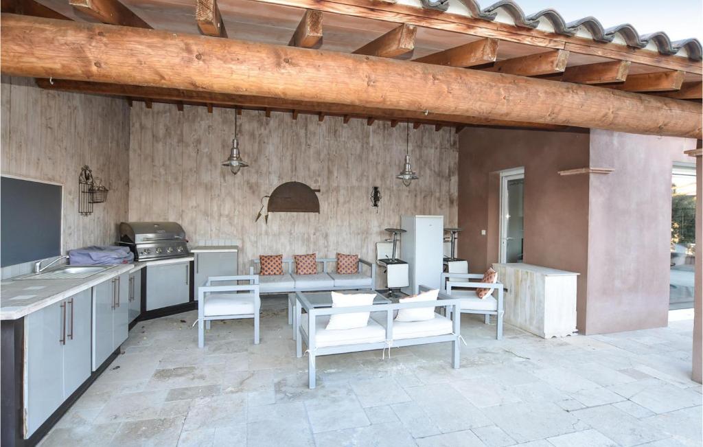 Nice Home In Orange With Wifi, Private Swimming Pool And 3 Bedrooms photo 4