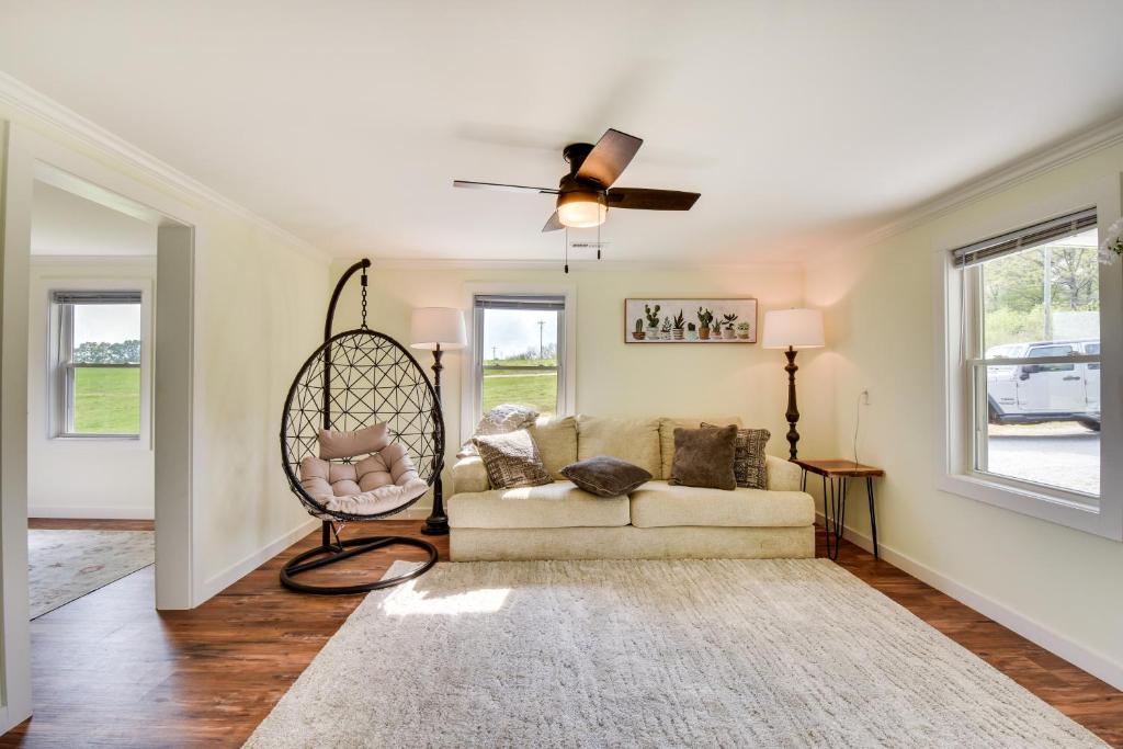 Cozy Fair Play Home with Deck 4 Mi to Lake Hartwell! photo 4