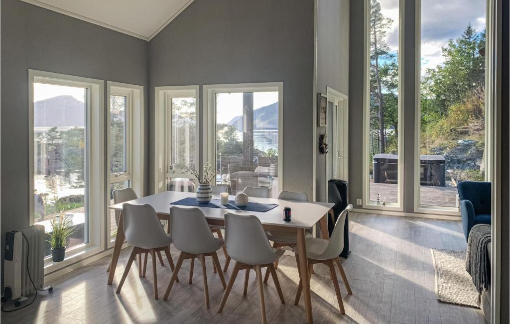Beautiful Home In Vikedal With 5 Bedrooms And Wifi photo 2