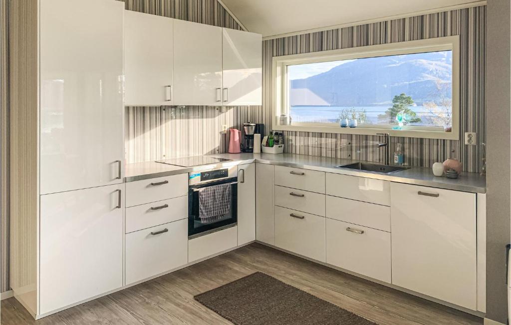 Beautiful Home In Vikedal With 5 Bedrooms And Wifi photo 4