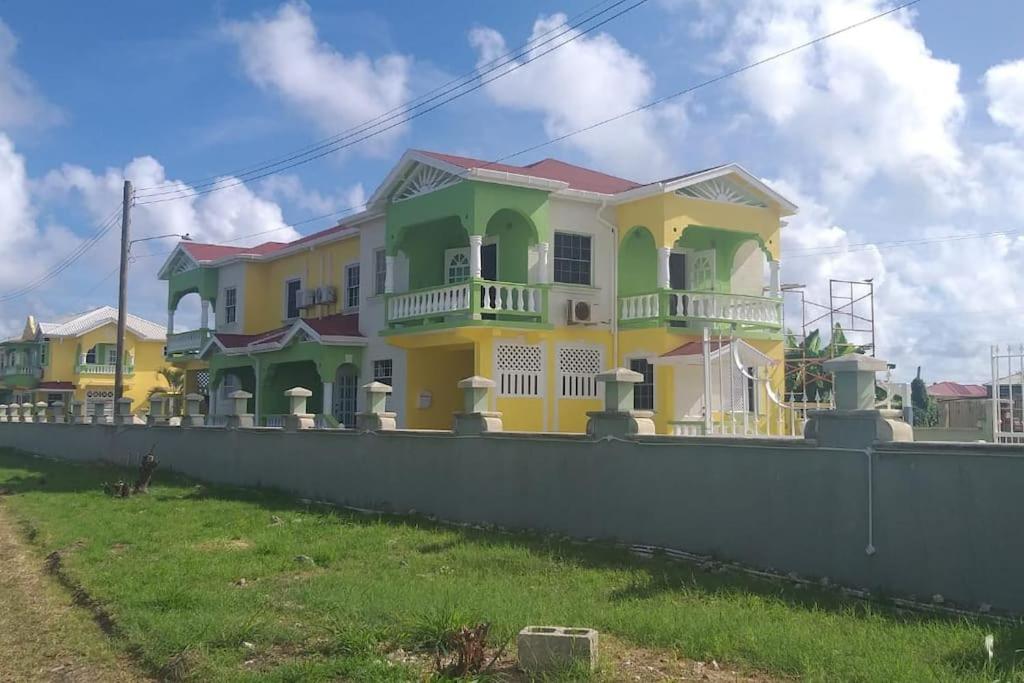 EHL Calypso Villa 4Bed 4.5baths, 5min to Beach photo 1