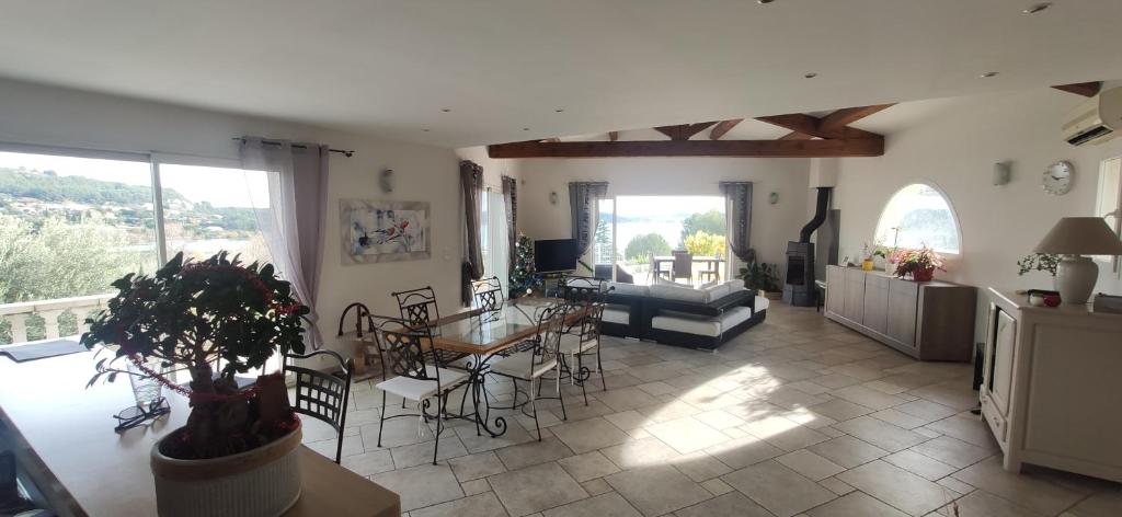 Istres villa spacieuse , vue imprenable photo 2