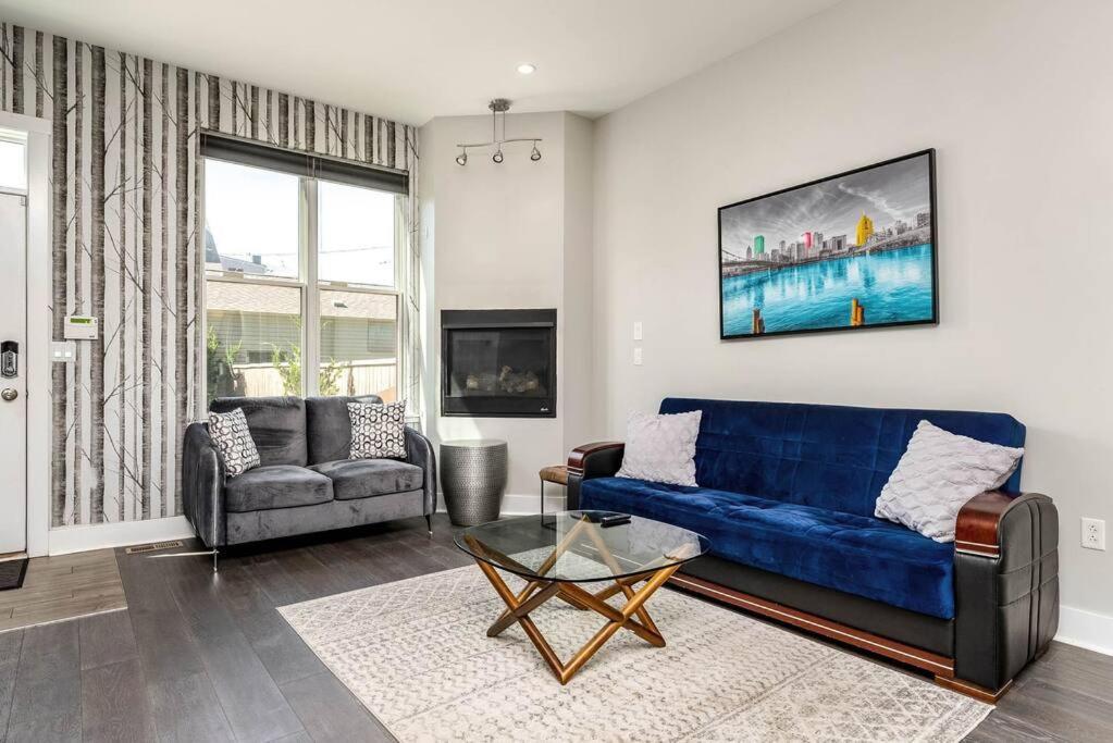 Luxury 4BR 3Bath 2KSQFT Sleeps 10 Pet Friendly Nice Backyard, City Views and 2 Car Garage photo 2