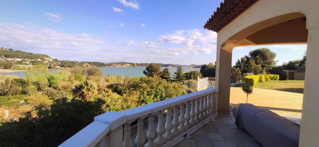 Istres villa spacieuse , vue imprenable photo 1