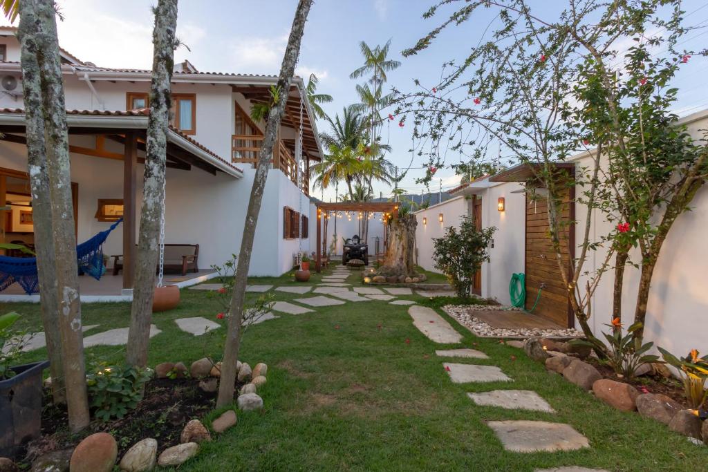 Chez Marguera em Juquehy - Luxo com muito espaço, conforto e lazer - incluso roupas de cama e banho, diarista, serviço praia, piscina aquecida, maquina gelo, cervejeira, karaoke - PET friendly photo 3