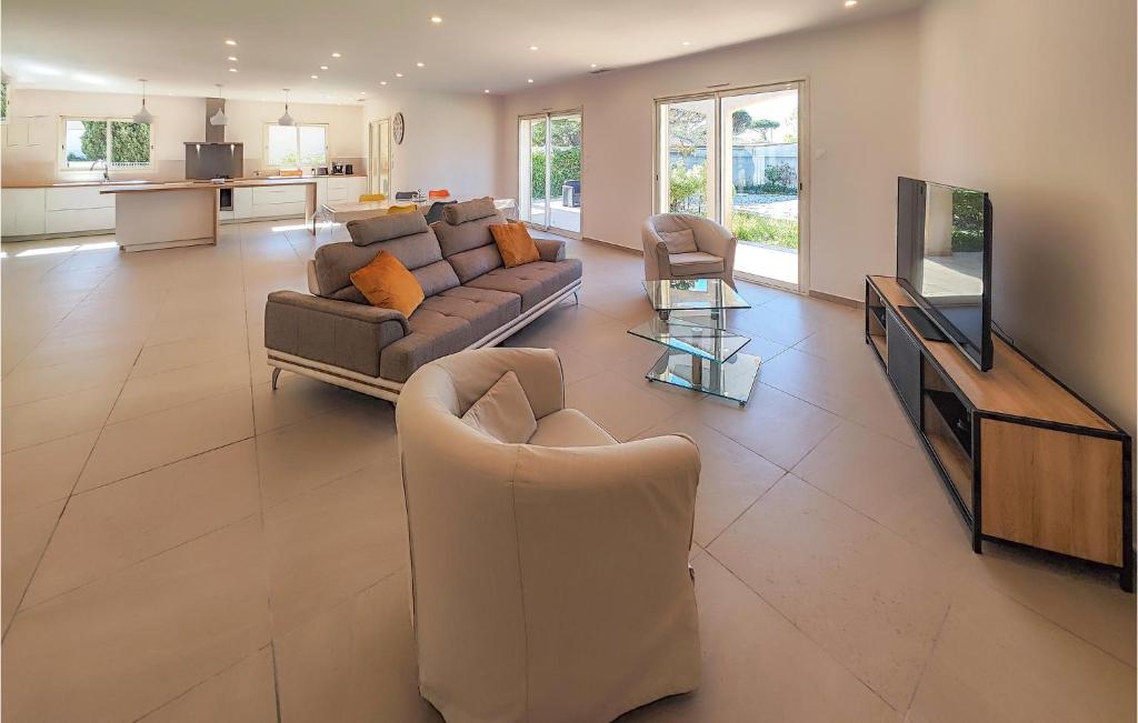Stunning Home In Agde With Outdoor Swimming Pool, Wifi And Private Swimming Pool photo 3