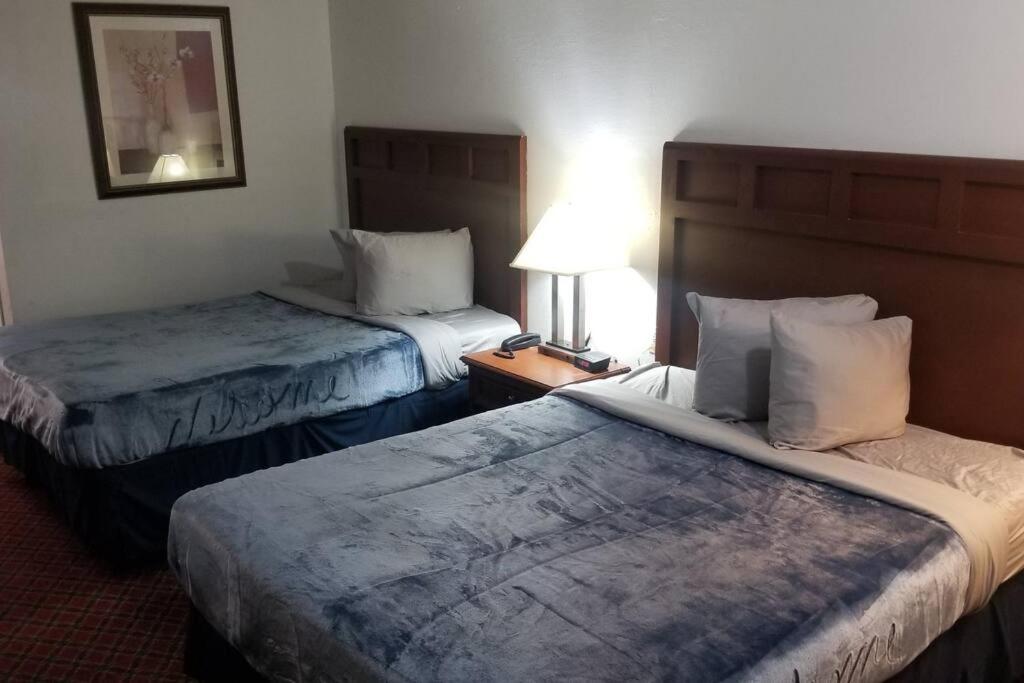 Hotel 2 Queen Beds Hotel Room 222 Wi-Fi Hot Tub Booking image