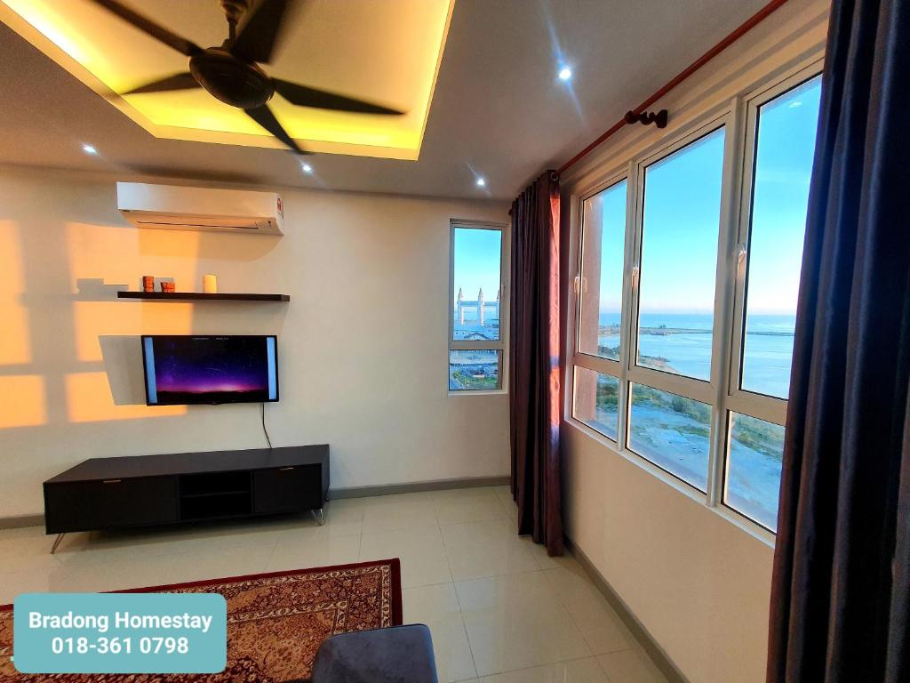 BRADONG HOMESTAY - MUSLlM ONLY, 3 Queen Bedrooms, Seaview, Infinity Pool, Gym, near Drawbridge & KTCC Mall photo 1