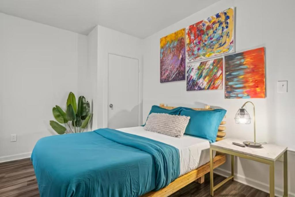 Urban Chic Apartments Near Center City image