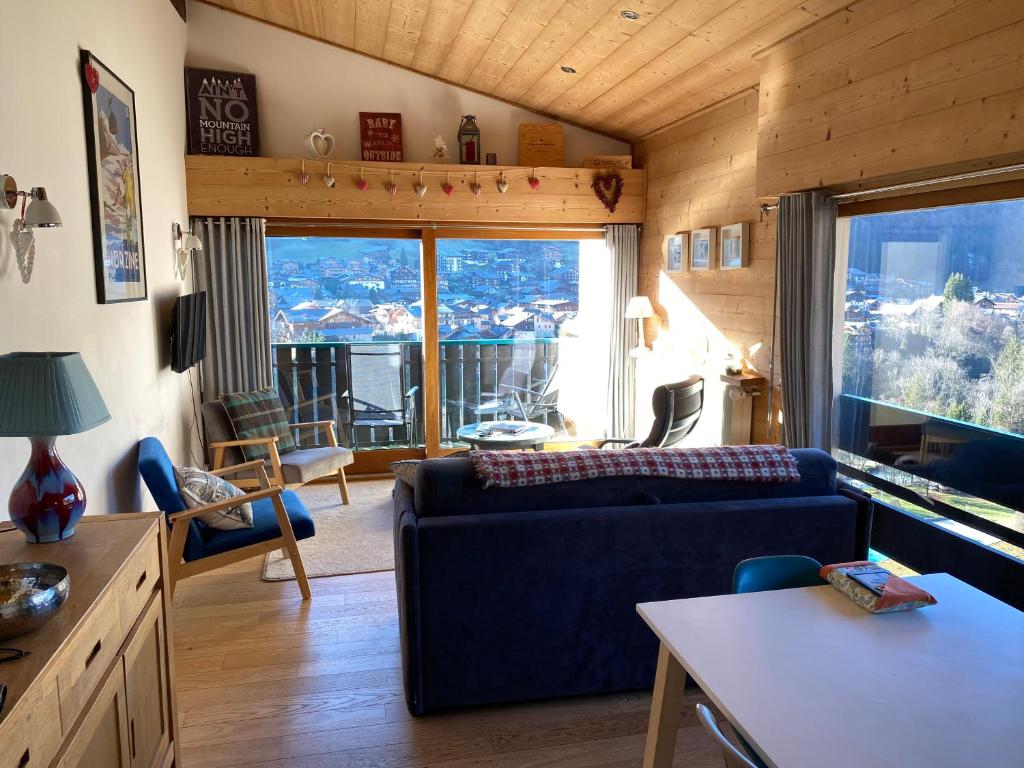 Luxury Apartment, 350m to ski lift, south facing, close to town centre photo 2