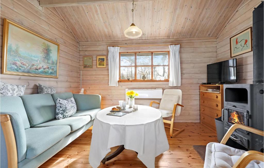 Awesome Home In Aakirkeby With Wifi And 2 Bedrooms photo 2