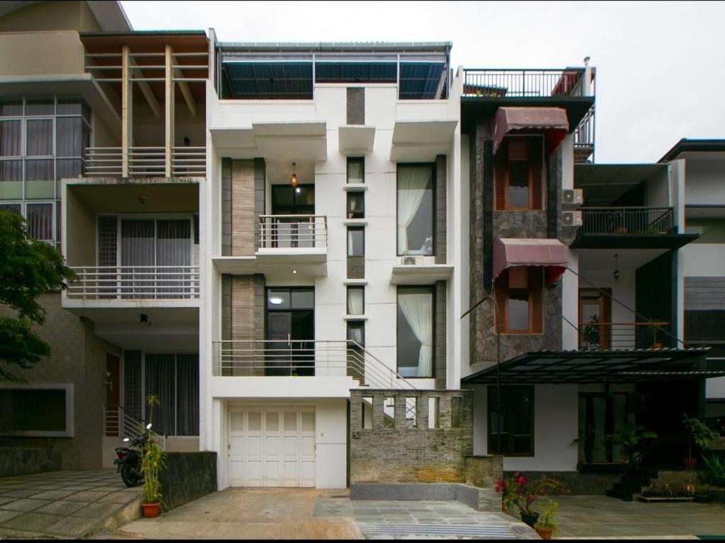 Vila Keluarga Syariah Mawar 82, Dago Resort 4BR dengan Privat Pool BBQ dan Rooftop, Bandung