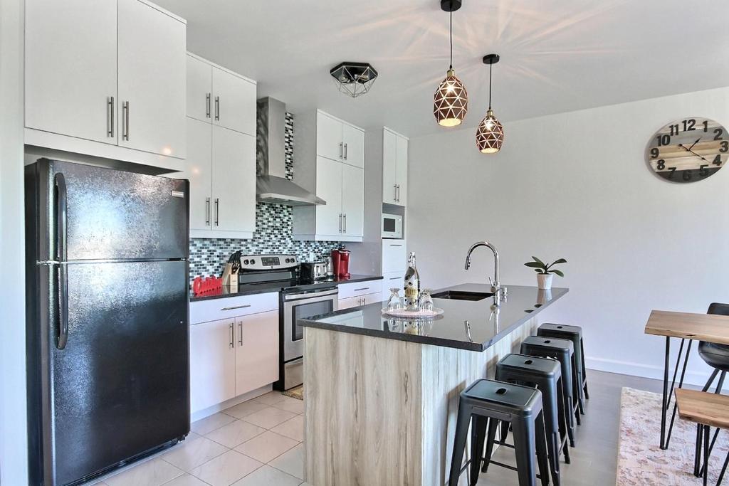 GOOD VIBES ONLY -Modern and spacious 2 bedroom condo 4 beds FREE PARKING, GYM photo 2