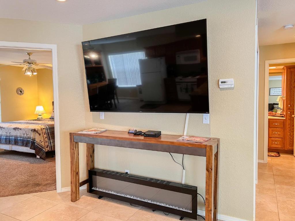 Lake Front 2BR Walk-In with Large Deck - FREE TICKETS INCLUDED - 79-1 photo 4