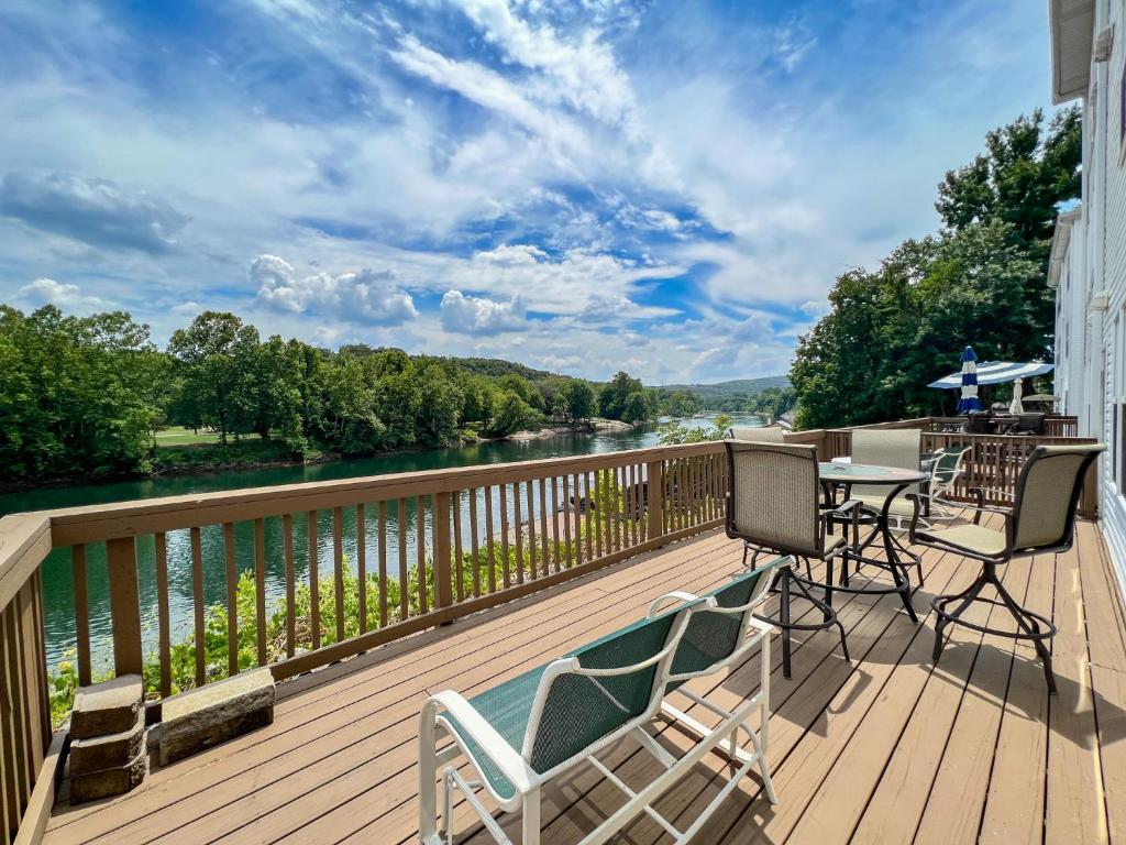 Lake Front 2BR Walk-In with Large Deck - FREE TICKETS INCLUDED - 79-1 photo 2
