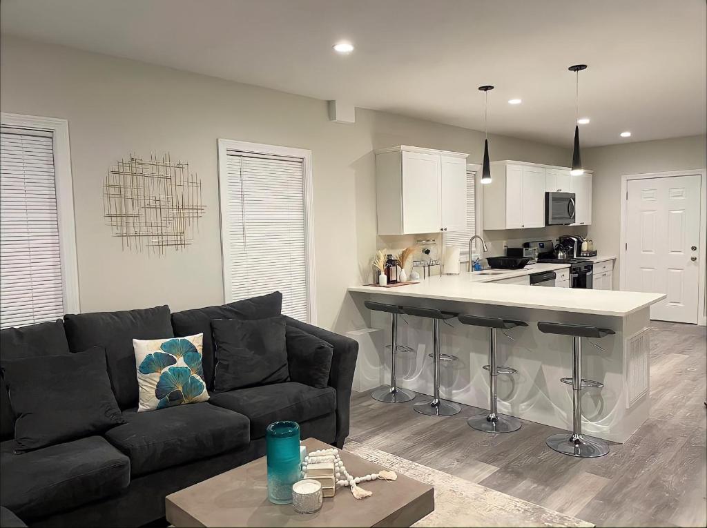 Cozy Short & Suite 4-Bedroom Stay- Minutes to City photo 4