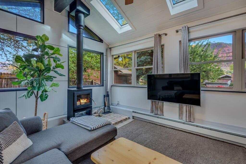 Cozy Modern House seconds from Roaring Fork River photo 2