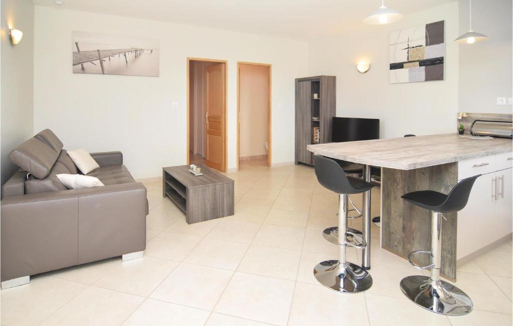 Stunning Home In Barjac With 1 Bedrooms, Outdoor Swimming Pool And Swimming Pool photo 1