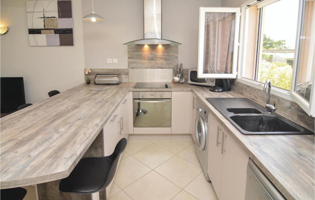 Stunning Home In Barjac With 1 Bedrooms, Outdoor Swimming Pool And Swimming Pool photo 4