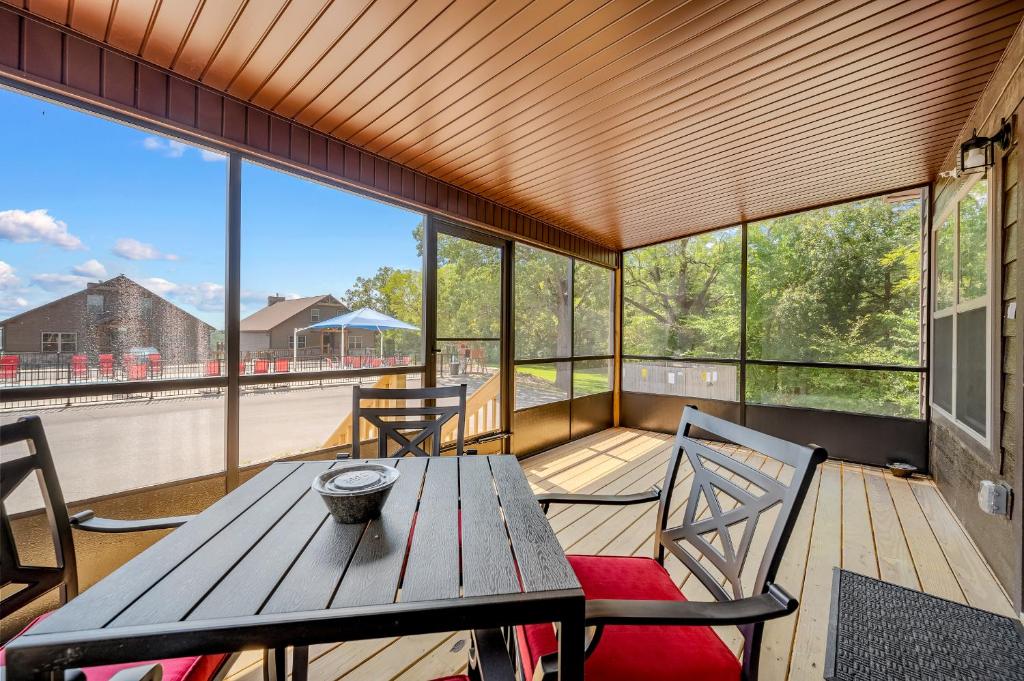 4BD Lodge at Table Rock Lake - Near Marina - Pool - BBH photo 3