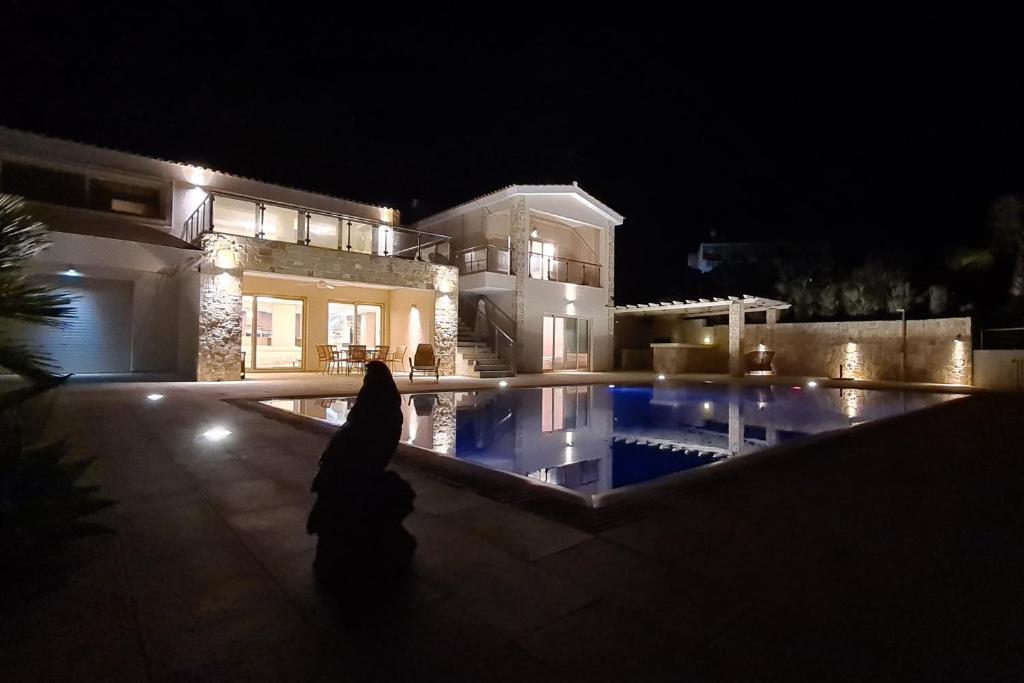 Seafront 5 Bedroom Villa Paradise in Sea Caves photo 2