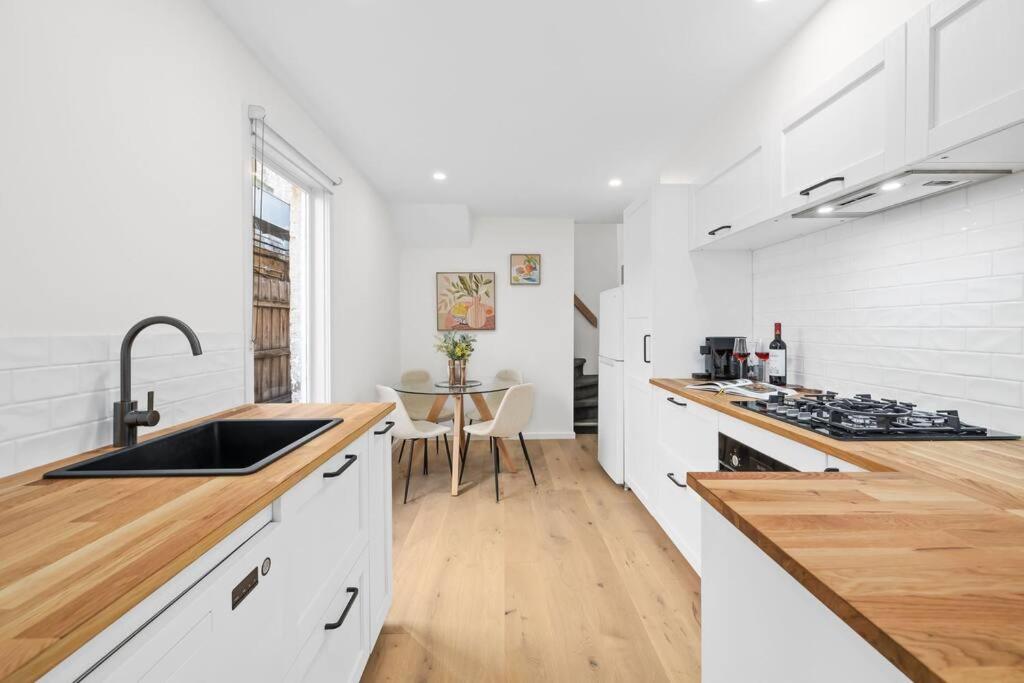 Stylish Carlton- CBD-Fringe 3BR Terrace photo 1