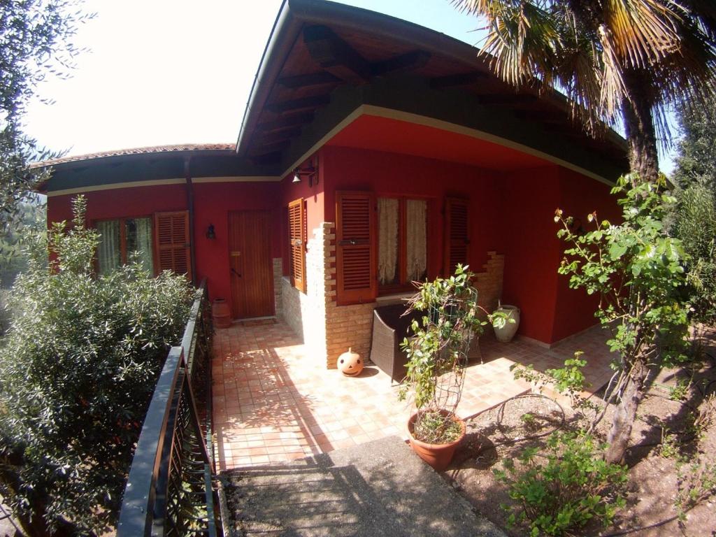 red house conditioned whit pool enchanting lake view
