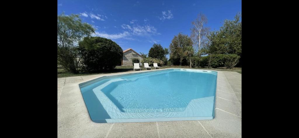 Spacious & Characterful 6 Bed Farmhouse with Pool photo 3