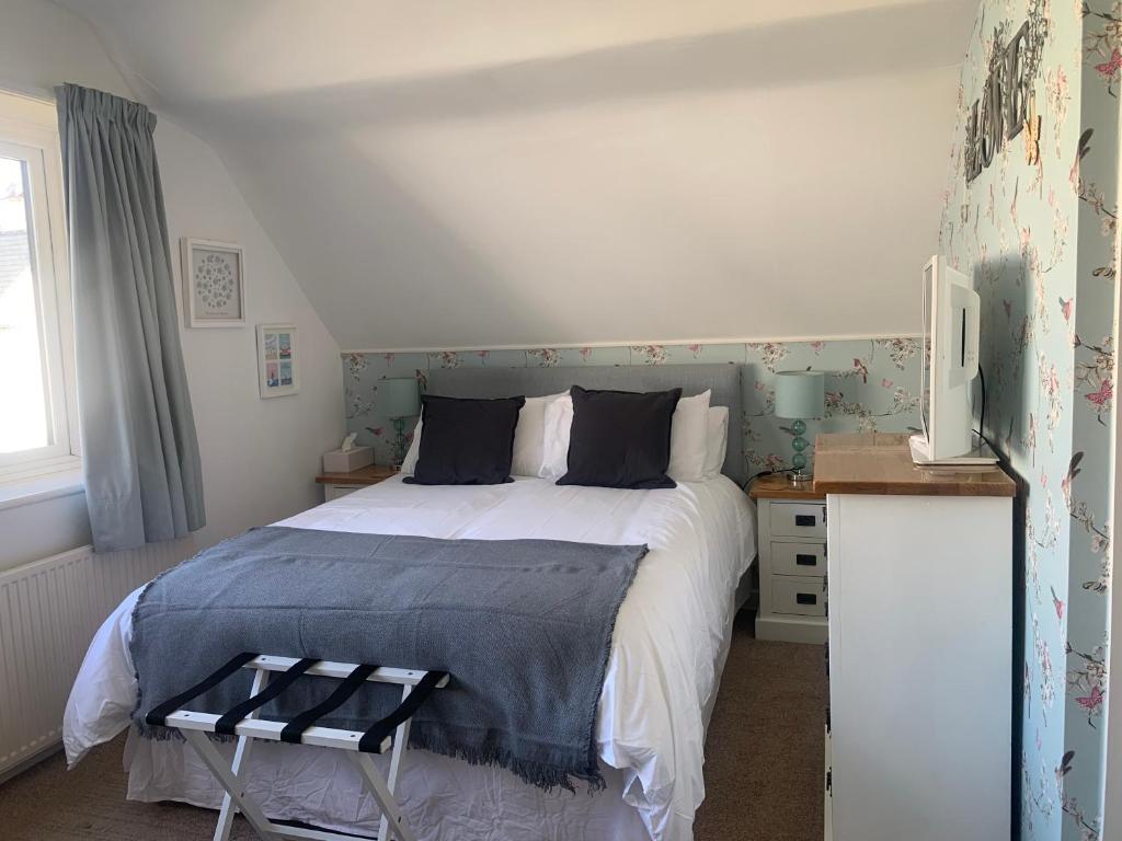 Seaways Cottage Hoylake - Tap to explore photos