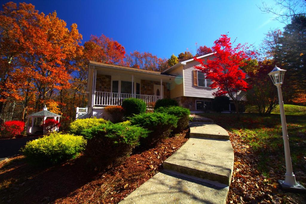 Stunning Poconos Villa- Hot Tub, Pool, Game Room, BBQ & more