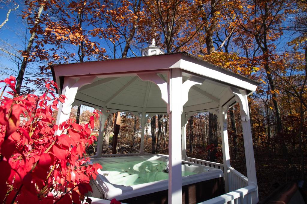 Stunning Poconos Villa- Hot Tub, Pool, Game Room, BBQ & more photo 2