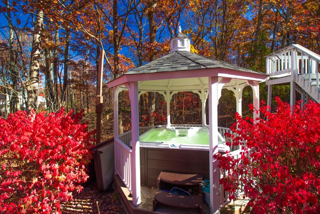 Stunning Poconos Villa- Hot Tub, Pool, Game Room, BBQ & more photo 1