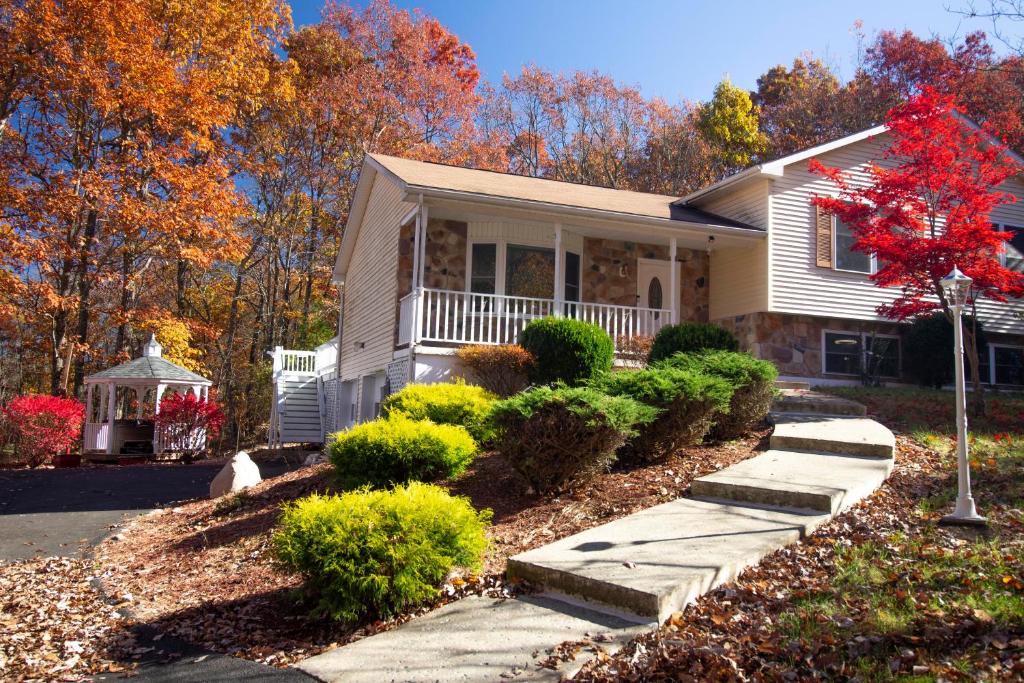 Stunning Poconos Villa- Hot Tub, Pool, Game Room, BBQ & more photo 4