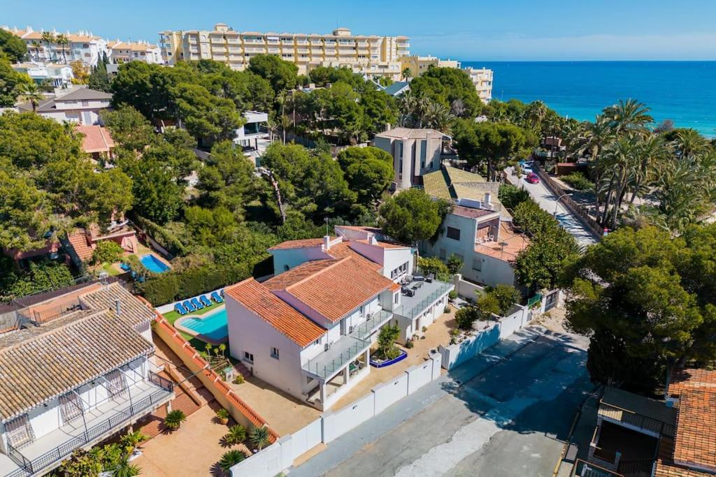 Entire Large Villa next to Award-winning beach photo 4
