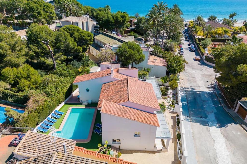 Entire Large Villa next to Award-winning beach photo 2