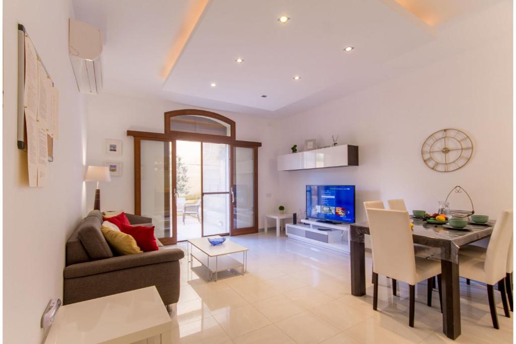 Gee9Teen Gozitan villa, Pool & Whirlpool- Happy Rentals photo 3
